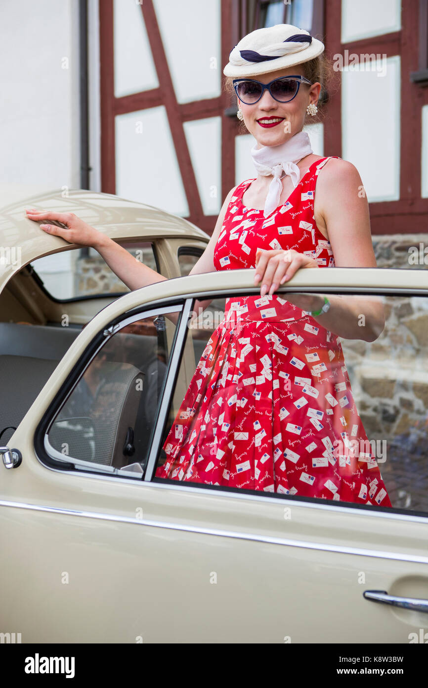 Elisabeth Weule de Stuttgart, Alemania, presenta su Volkswagen Beetle, Tipo 1, en la exposición de coches clásicos en el Golden Oldies Festival 2017, Wettenberg, Alemania. El Festival de los Odías de Oro es un festival nostálgico anual (est. En 1989) con enfoque de los años 1950 a 1970, con más de 1000 coches clásicos expuestos y antiguos, más de 50 bandas en vivo y mercado nostálgico. Crédito: Christian Lademann Foto de stock