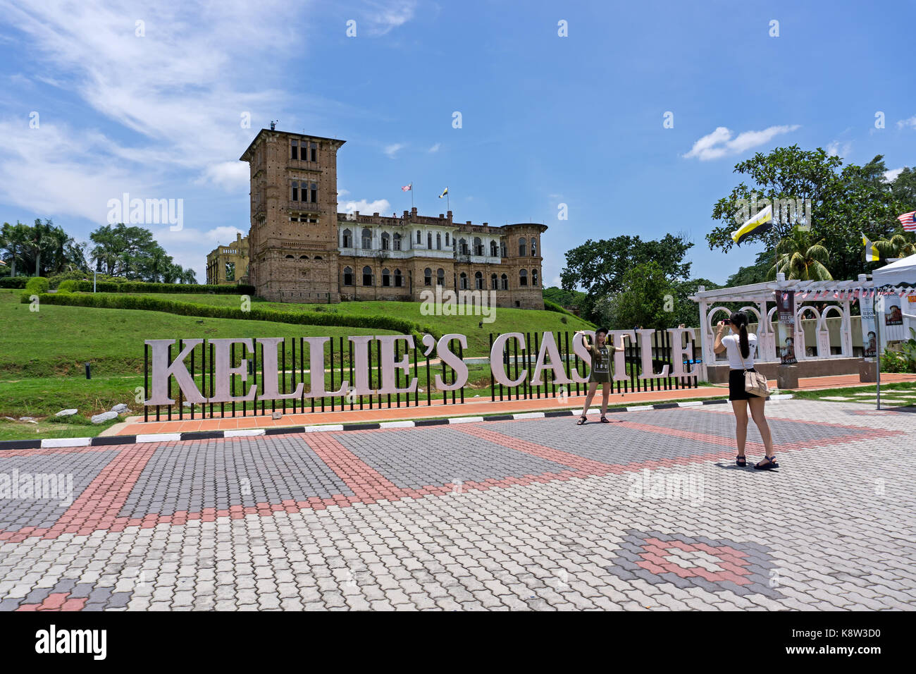 Ipoh, Malasia - 17 de septiembre de 2017: Toma de fotografía turística en kellie's castle, popular atracción en Ipoh, Perak. Foto de stock