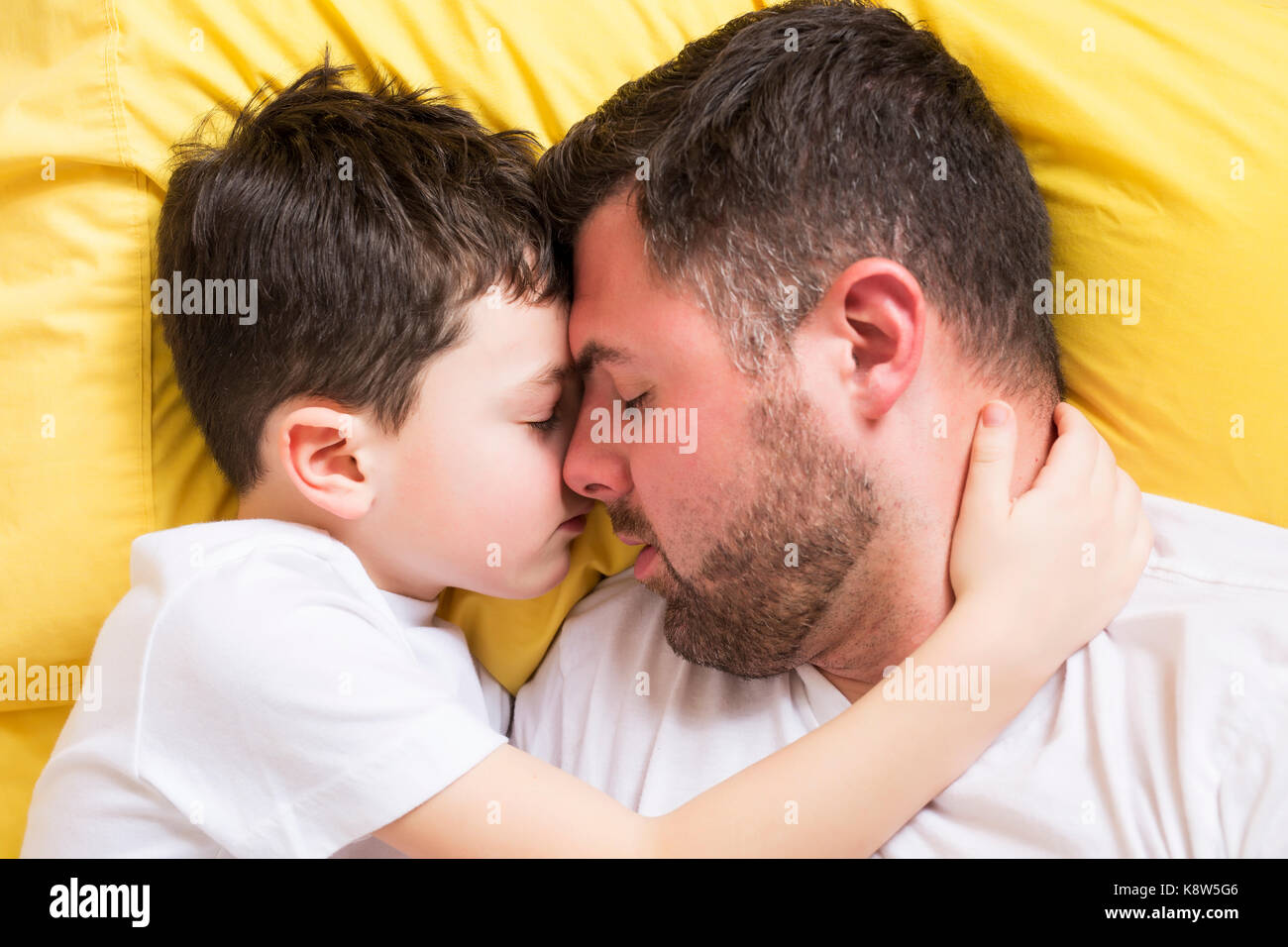 Поцелуй отец сын. Отец и сын поцелуй. Отцовский поцелуй. Поцелуй отца и сына подростка. Папа целует сына.