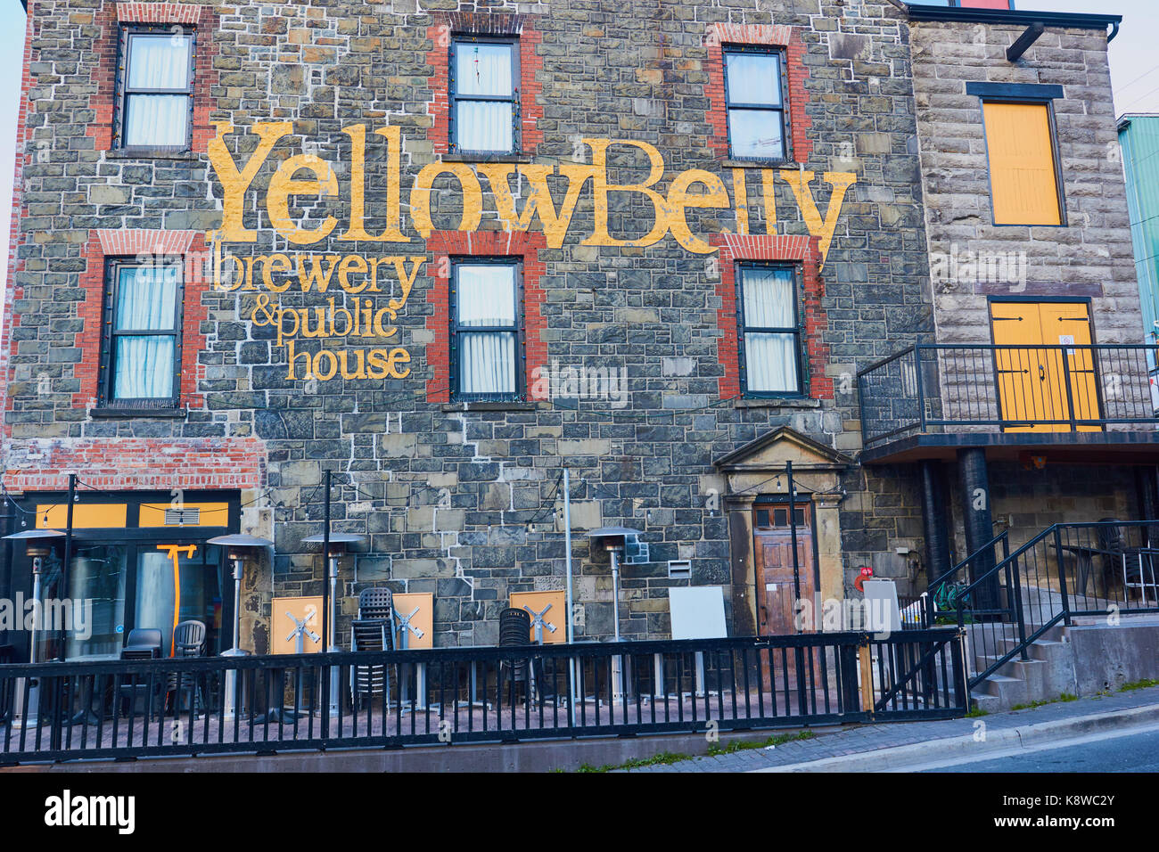 Vientre amarillo Brewery y public house, St John's, Newfoundland, Canadá Foto de stock