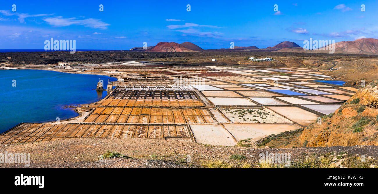 La solución salina en la impresionante isla de Lanzarote,laguna de Janubio, islas Canarias, España. Foto de stock