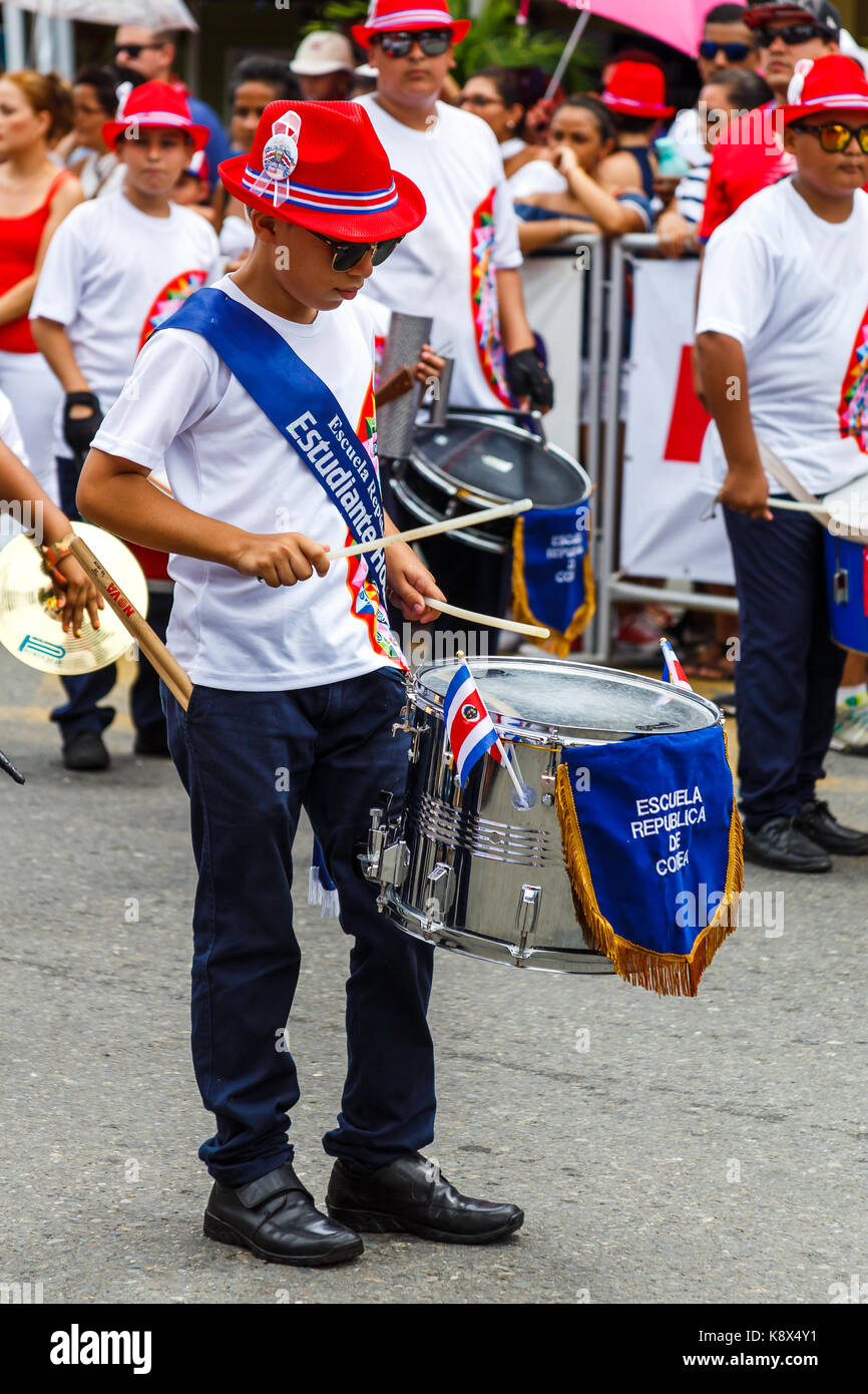 El baterista en una banda de la escuela secundaria, marchando en el Desfile del Día de la Independencia de 2017 en Quepos, Costa Rica Foto de stock