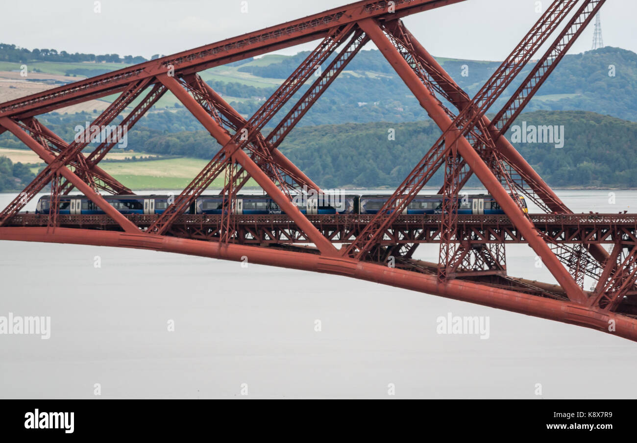 ScotRail tren en voladizo sobre el puente ferroviario de Forth Firth of Forth, Escocia, Reino Unido Foto de stock