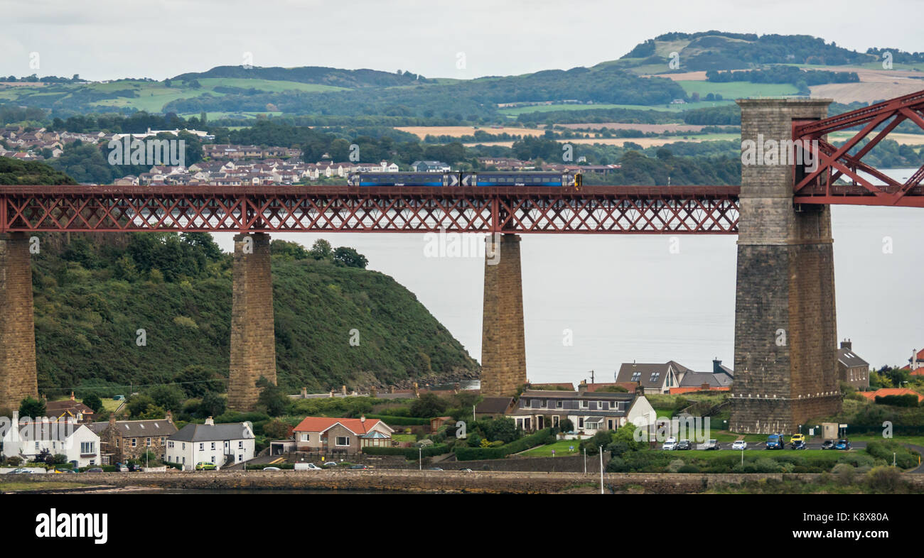 Vista de un tren ScotRail en voladizo Forth Rail Bridge sobre el Firth of Forth, North Queensferry, Escocia, Reino Unido Foto de stock