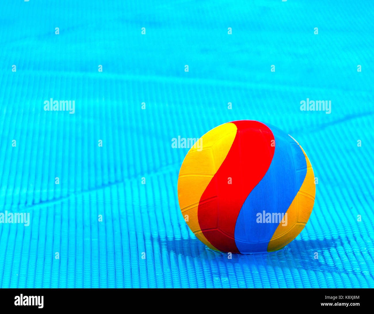 Una pelota de waterpolo flotando sobre el agua en una piscina durante el  juego Fotografía de stock - Alamy
