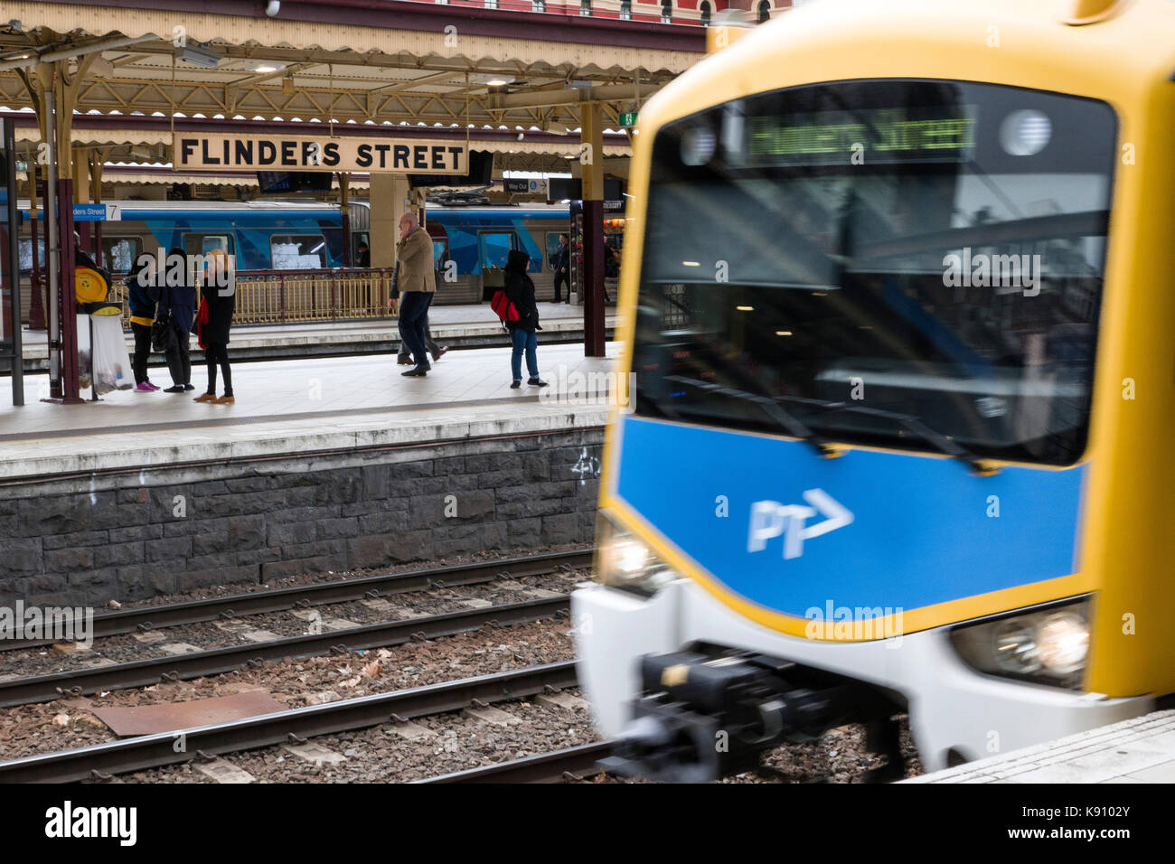 Signo de tren y la estación de Flinders Street Melbourne, Victoria, Australia Foto de stock