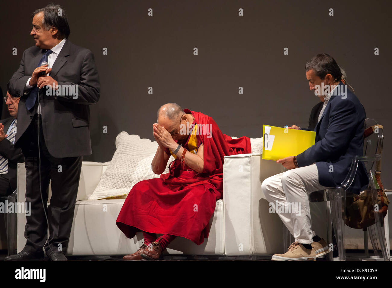 El xiv dalai lama lleva al escenario para hacer frente a los fieles en Palermo el 18 de septiembre de 2017. Foto de stock
