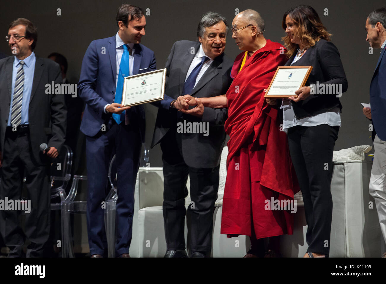 El xiv dalai lama lleva al escenario para hacer frente a los fieles en Palermo el 18 de septiembre de 2017. Foto de stock