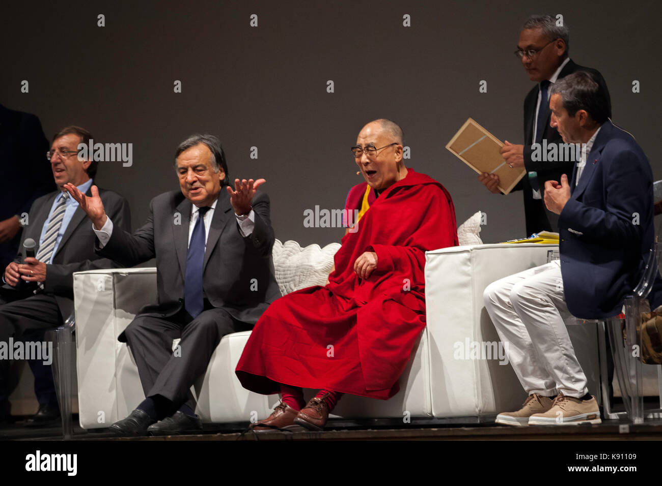 El xiv dalai lama lleva al escenario para hacer frente a los fieles en Palermo el 18 de septiembre de 2017. Foto de stock
