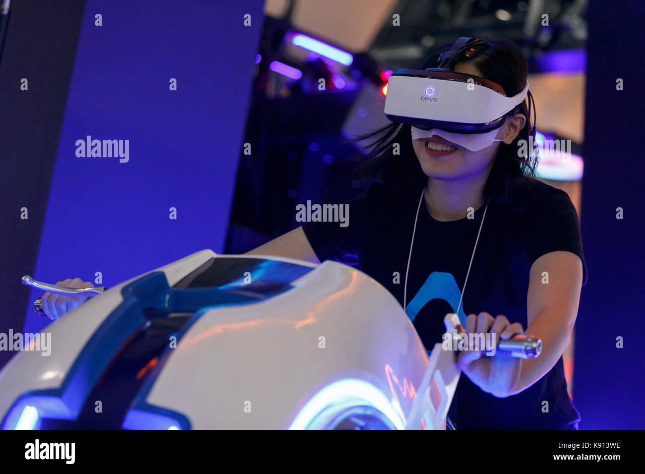 Chiba, Japón. 21 sep, 2017. Una mujer gafas de realidad virtual tests en el  Tokyo Game Show (TGS 2017) el 21 de septiembre de 2017, Chiba, Japón. El  evento de este año