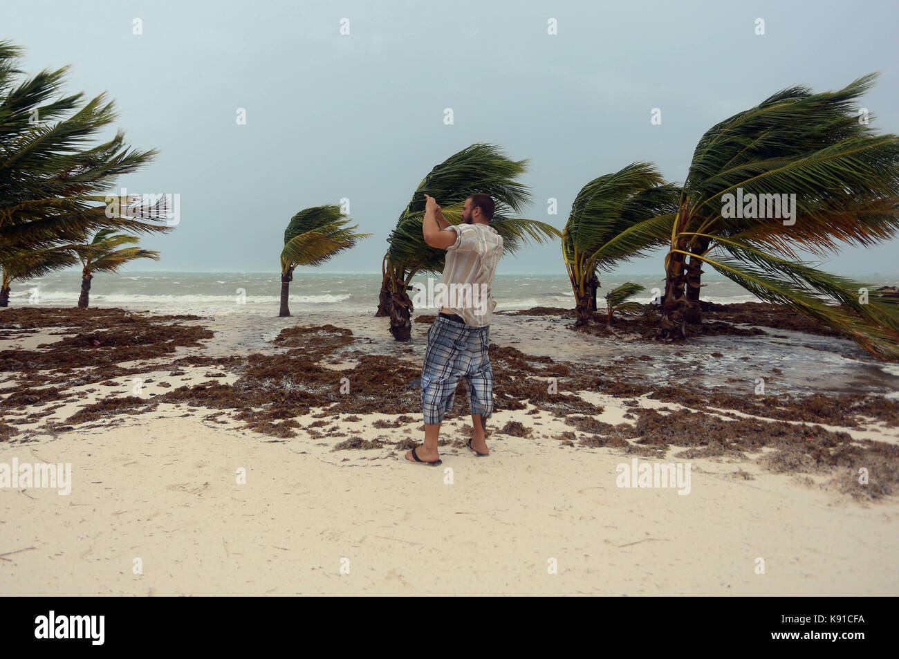 Punta Cana, República Dominicana. 21 sep, 2017. imagen tomada en sept. 20,  2017 muestra un turista tomar fotografías durante el paso del huracán maria  en Punta Cana, República Dominicana. Roosevelt Skerrit, Primer