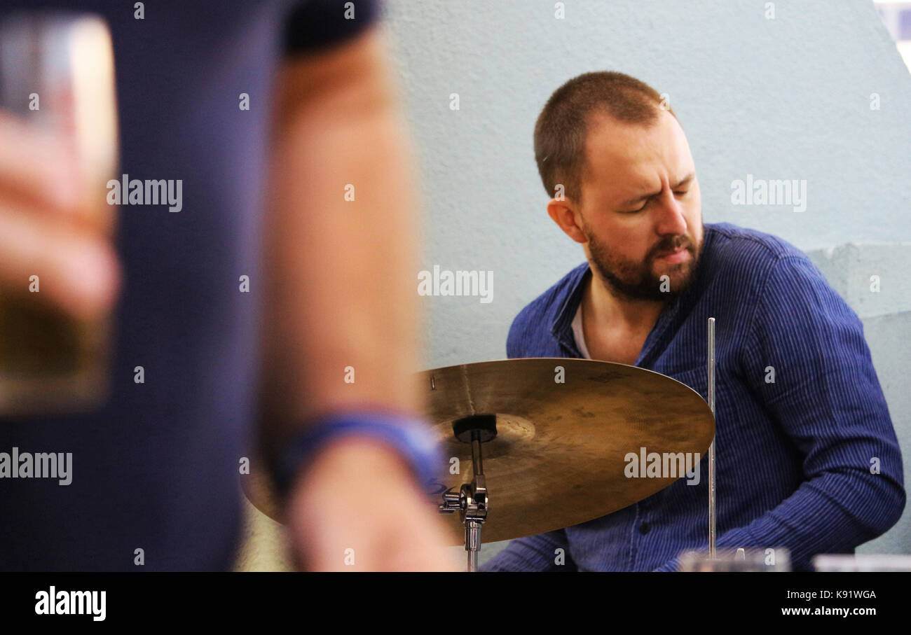 El trío noruego de jazz gratuito Gard Nilssen's Acoustic Unity, actuando en directo en Sociedade Parede, en Lisboa, Portugal. Foto de stock