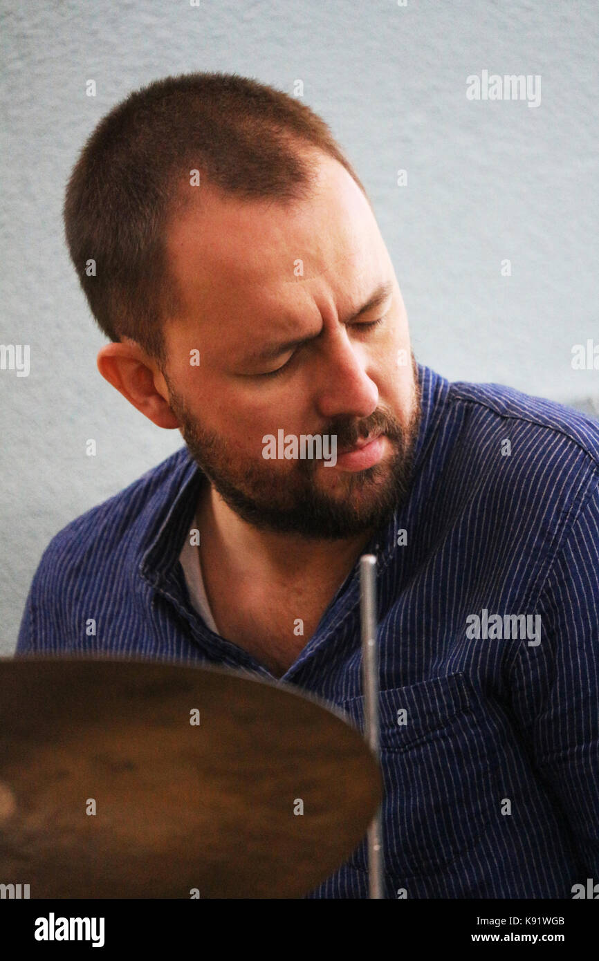 El trío noruego de jazz gratuito Gard Nilssen's Acoustic Unity, actuando en directo en Sociedade Parede, en Lisboa, Portugal. Foto de stock