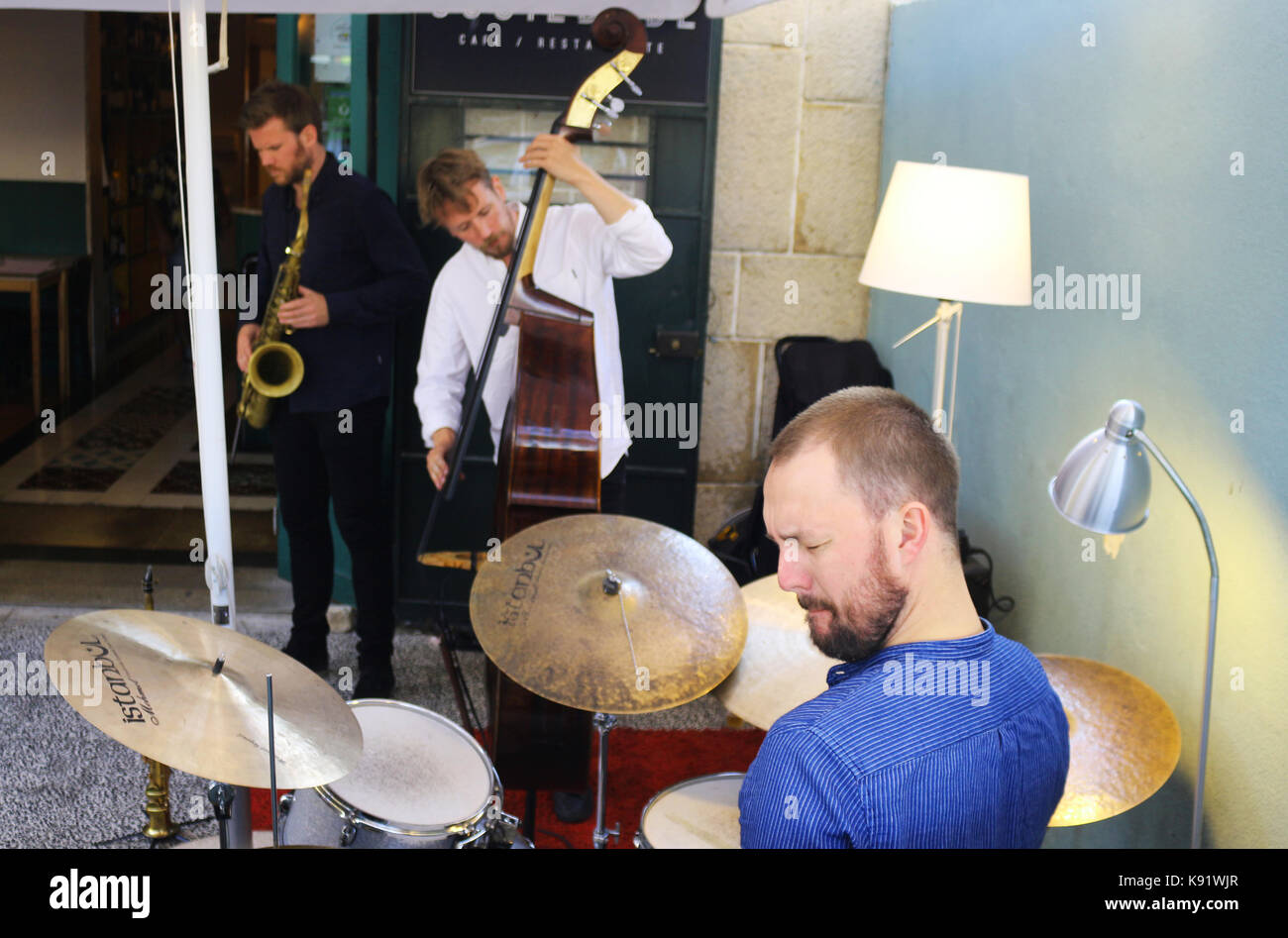 El trío noruego de jazz gratuito Gard Nilssen's Acoustic Unity, actuando en directo en Sociedade Parede, en Lisboa, Portugal. Foto de stock
