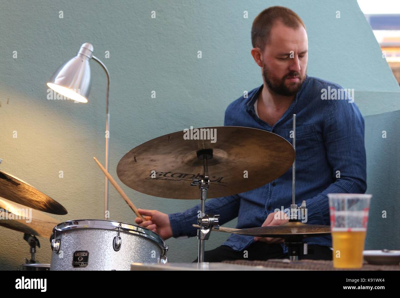 El trío noruego de jazz gratuito Gard Nilssen's Acoustic Unity, actuando en directo en Sociedade Parede, en Lisboa, Portugal. Foto de stock