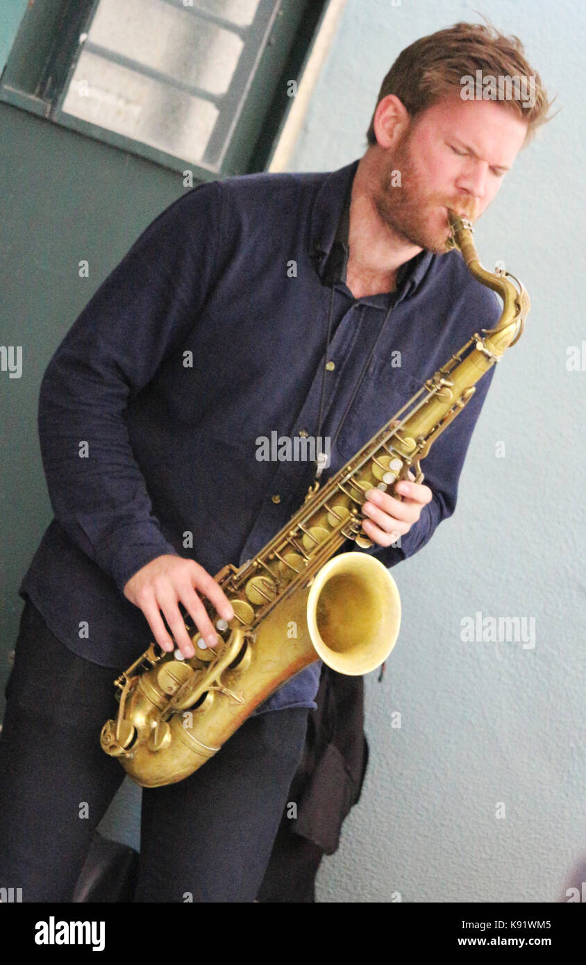 El trío noruego de jazz gratuito Gard Nilssen's Acoustic Unity, actuando en directo en Sociedade Parede, en Lisboa, Portugal. Foto de stock