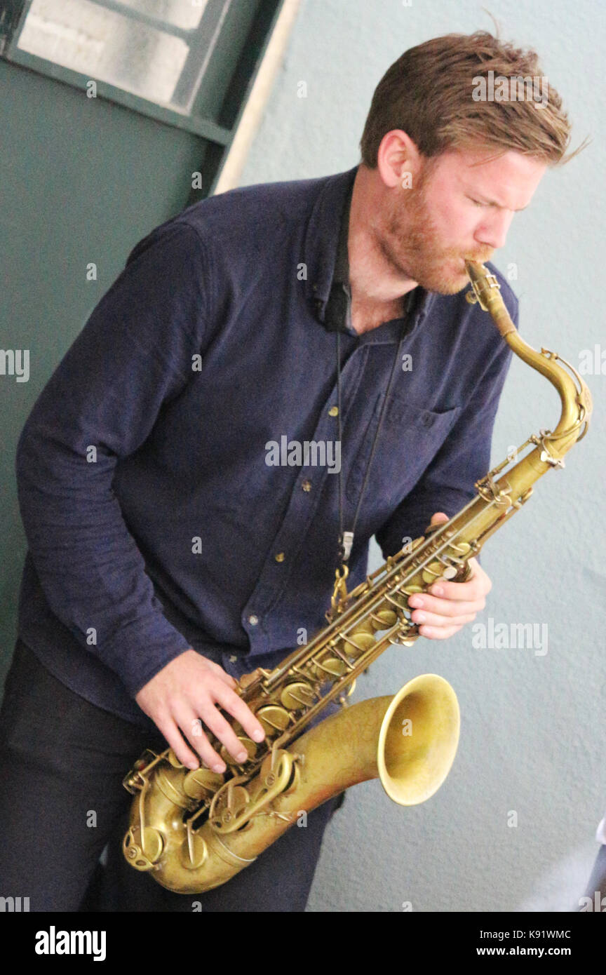 El trío noruego de jazz gratuito Gard Nilssen's Acoustic Unity, actuando en directo en Sociedade Parede, en Lisboa, Portugal. Foto de stock