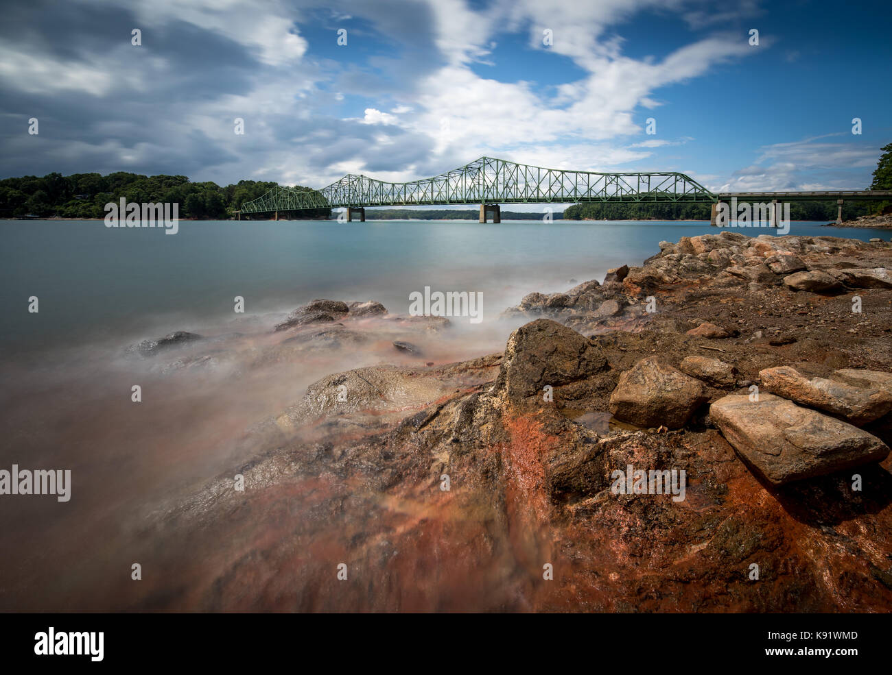 Browns bridge fue construido en 1955 sobre el Chattahoochee River en el lago Lanier, sustituir un puente por bajo nivel de agua que fue cubierto por el lago. Foto de stock