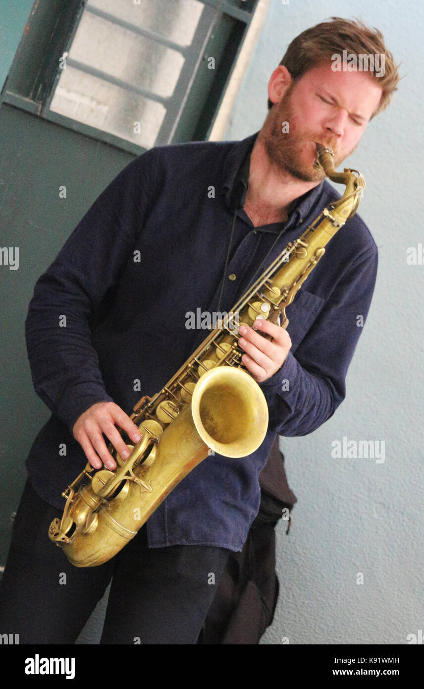 El trío noruego de jazz gratuito Gard Nilssen's Acoustic Unity, actuando en directo en Sociedade Parede, en Lisboa, Portugal. Foto de stock