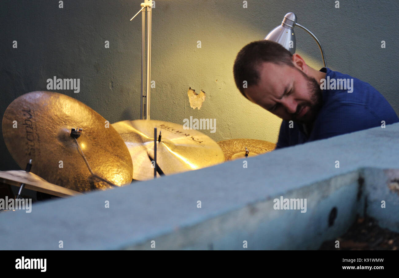 El trío noruego de jazz gratuito Gard Nilssen's Acoustic Unity, actuando en directo en Sociedade Parede, en Lisboa, Portugal. Foto de stock