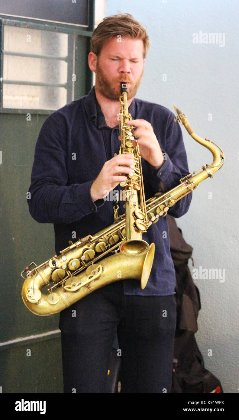 El trío noruego de jazz gratuito Gard Nilssen's Acoustic Unity, actuando en directo en Sociedade Parede, en Lisboa, Portugal. Foto de stock