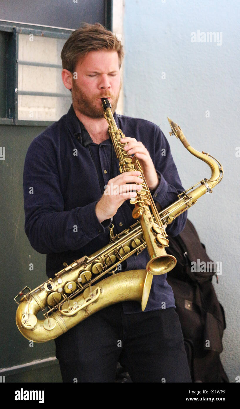 El trío noruego de jazz gratuito Gard Nilssen's Acoustic Unity, actuando en directo en Sociedade Parede, en Lisboa, Portugal. Foto de stock