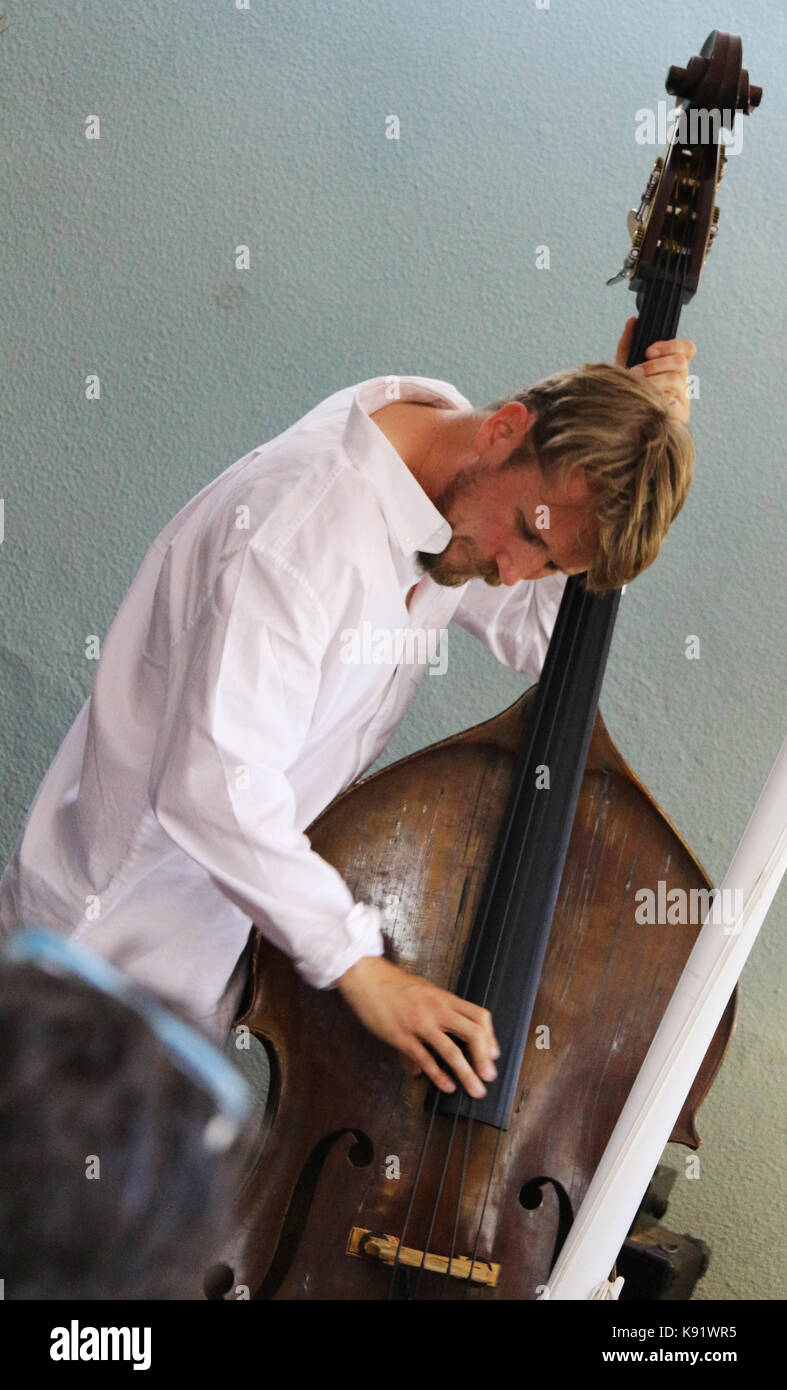 El trío noruego de jazz gratuito Gard Nilssen's Acoustic Unity, actuando en directo en Sociedade Parede, en Lisboa, Portugal. Foto de stock