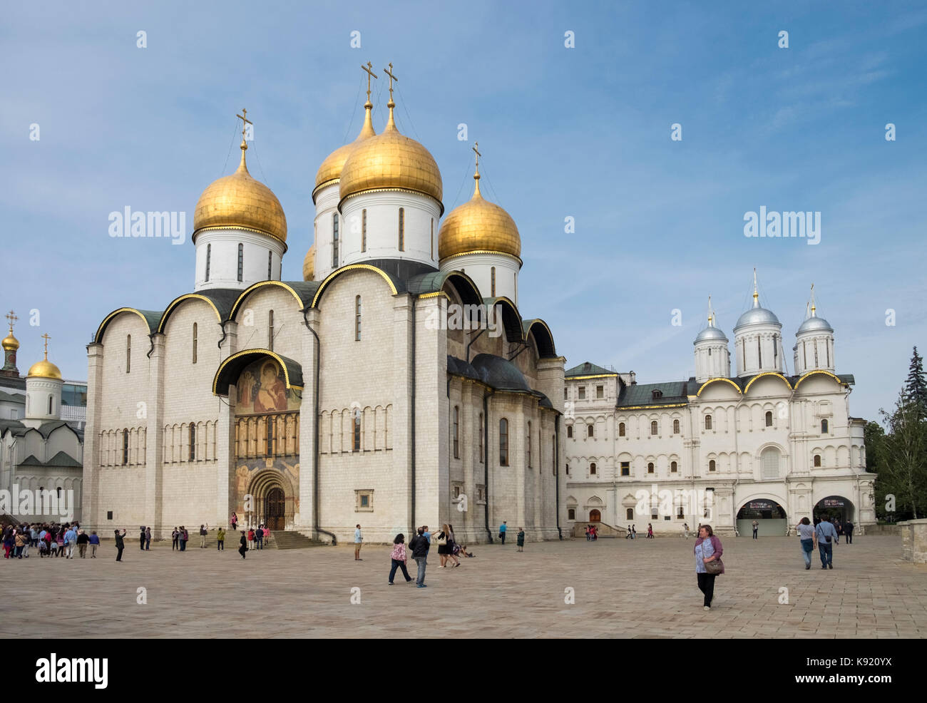 La Catedral de la Dormición, o la Catedral de la Asunción, es una iglesia ortodoxa rusa situada en la Plaza de la Catedral, el Kremlin, Moscú, Rusia. Foto de stock