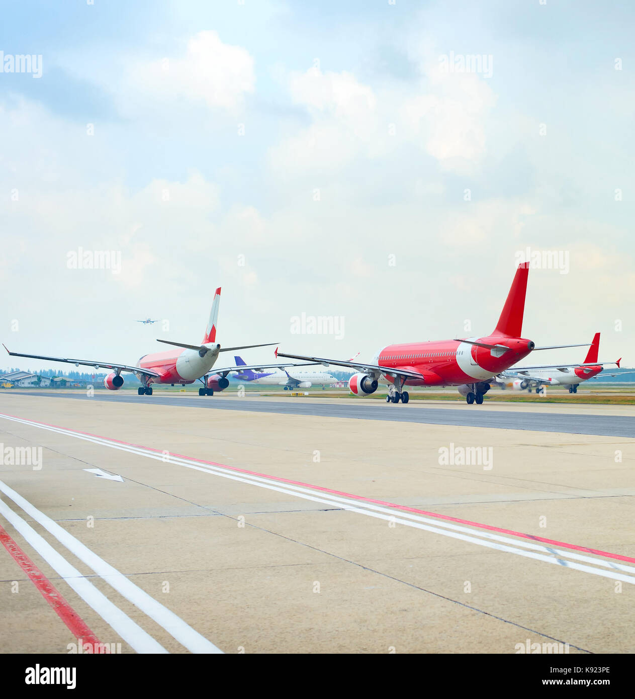Los aviones en la pista de aterrizaje en un aeropuerto esperando el despegue Foto de stock