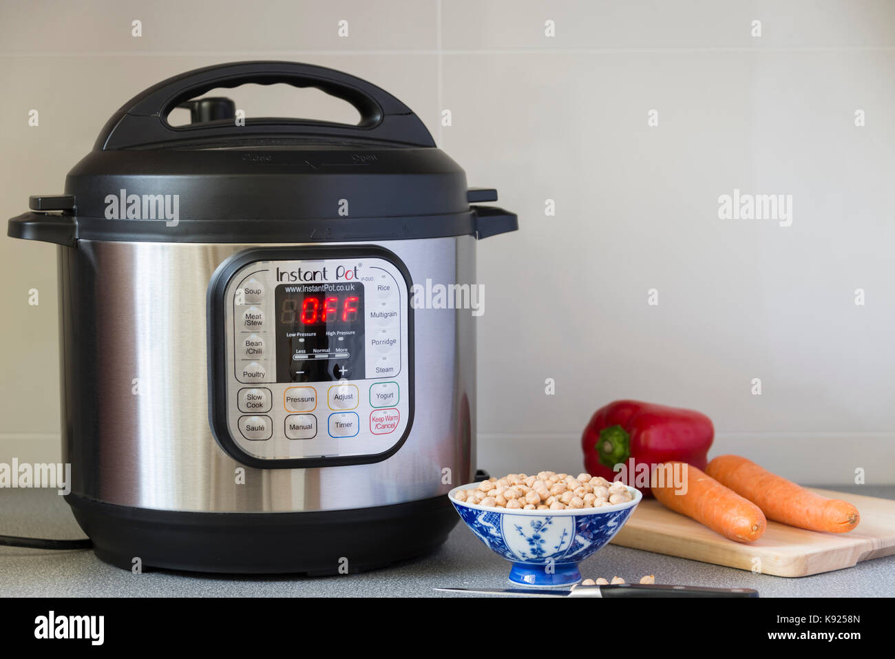 https://c8.alamy.com/compes/k9258n/una-olla-a-presion-electrica-olla-instantanea-en-uso-en-una-cocina-k9258n.jpg