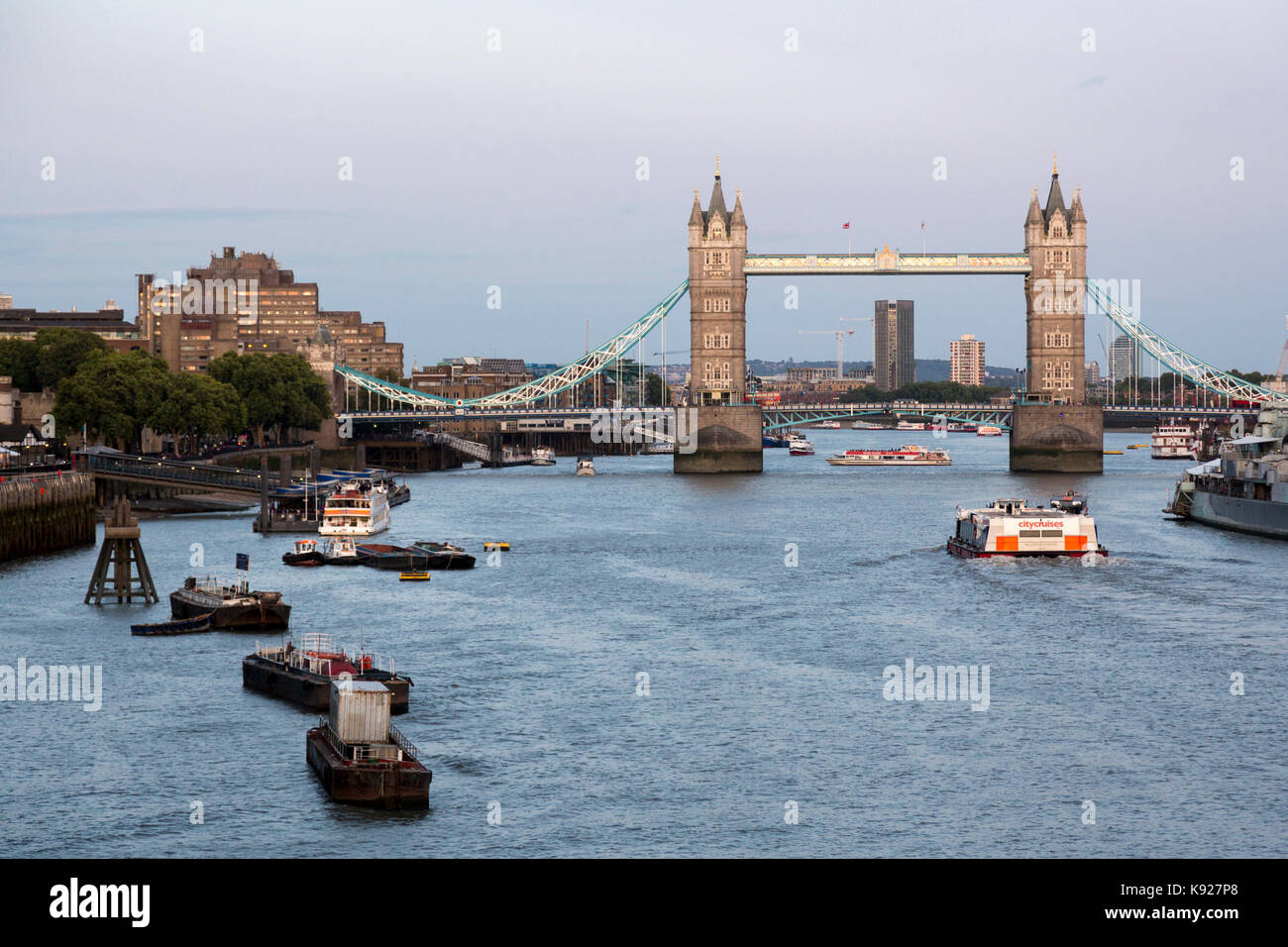 Londres, Reino Unido - 19 de agosto de 2017: el puente de la torre marca la ciudad Foto de stock