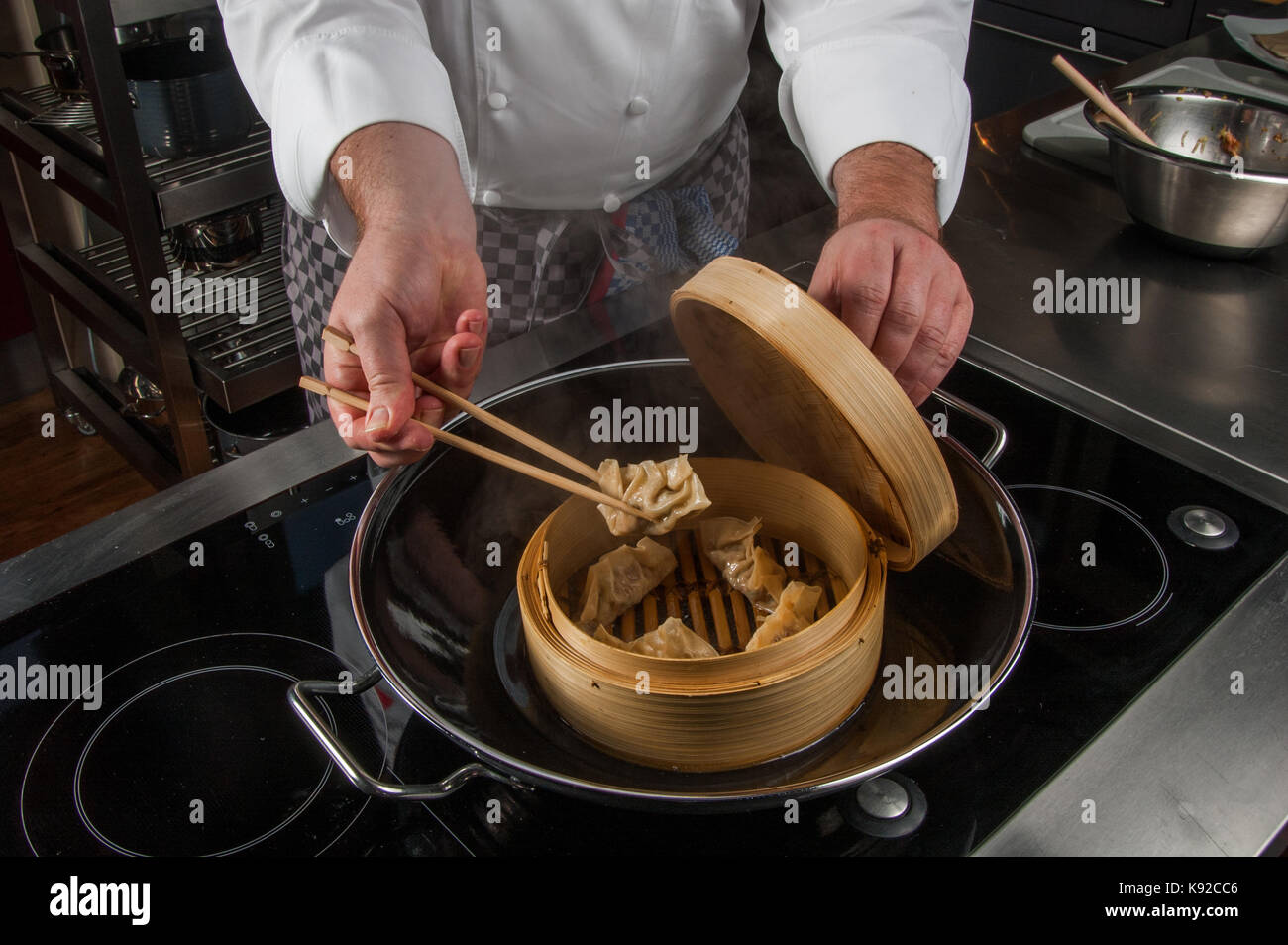 Preparación de Dim Sum, Restaurante Allegria, Chef Alexander Tschebull, Hamburgo, Alemania. Foto de stock