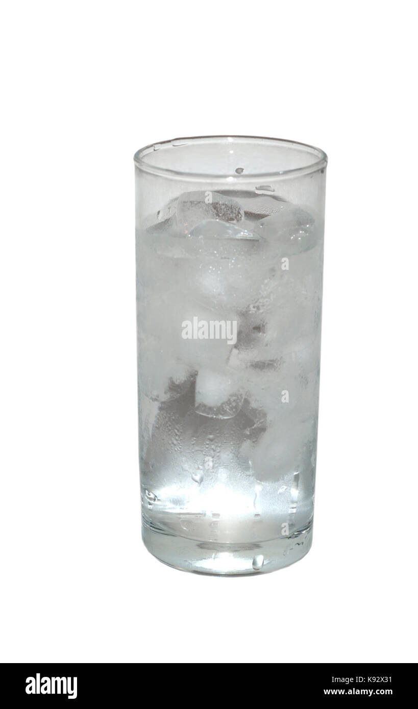 Vidrio aislados de pura agua con hielo. objeto, bebida. Foto de stock