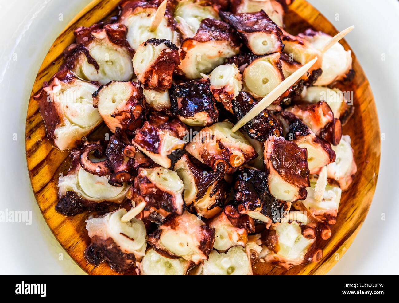 Delicioso pulpo español sobre placa de madera el pulpo a la gallega