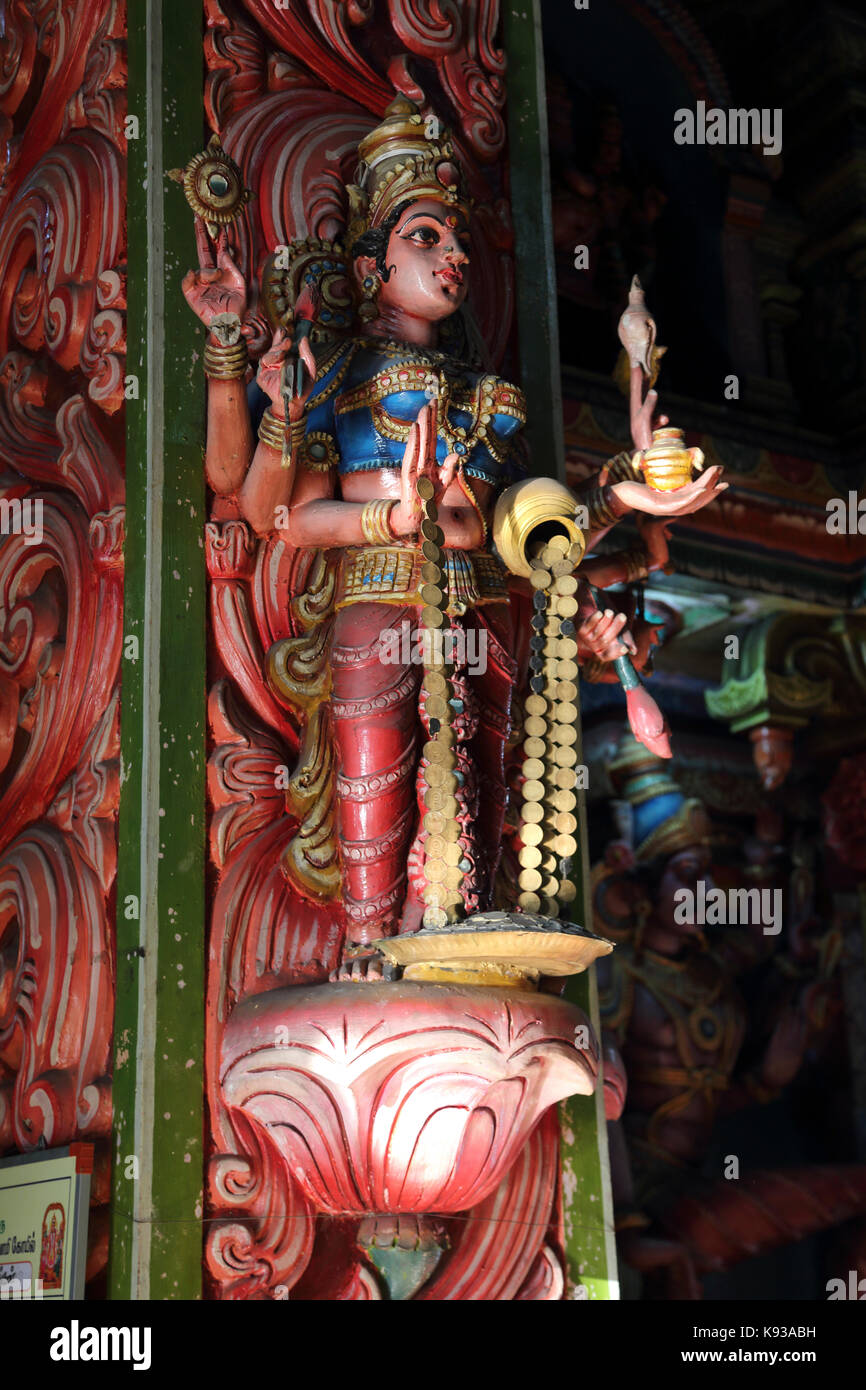 Pettah Colombo, Sri Lanka, Nueva Kathiresan Kovil templo dedicado al dios de la guerra Murugan Estatua de la diosa hindú Dhanalakshmi Foto de stock