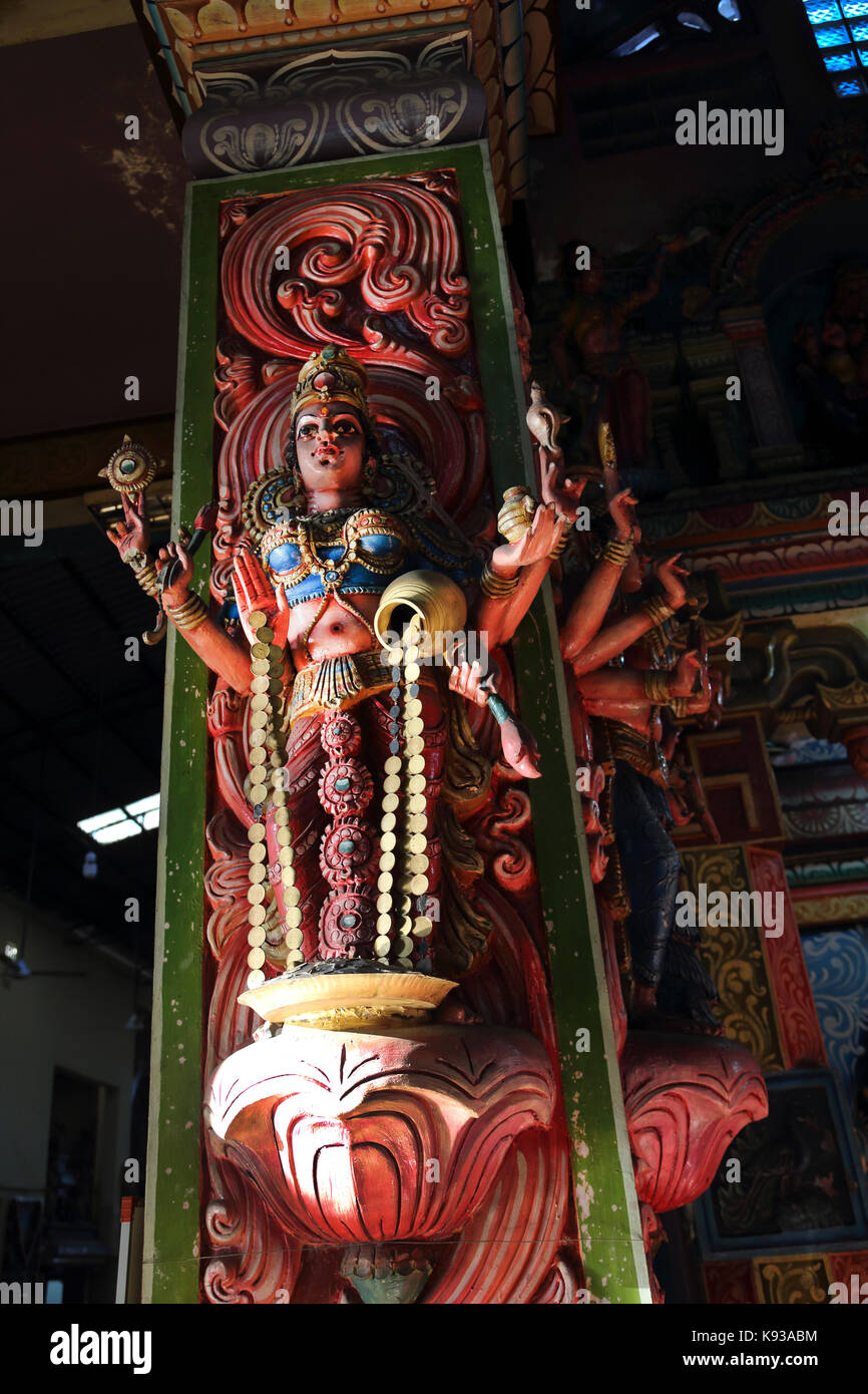 Pettah Colombo, Sri Lanka, Nueva Kathiresan Kovil templo dedicado al dios de la guerra Murugan estatua Lakshmi diosa hindú de la riqueza y la prosperidad Foto de stock