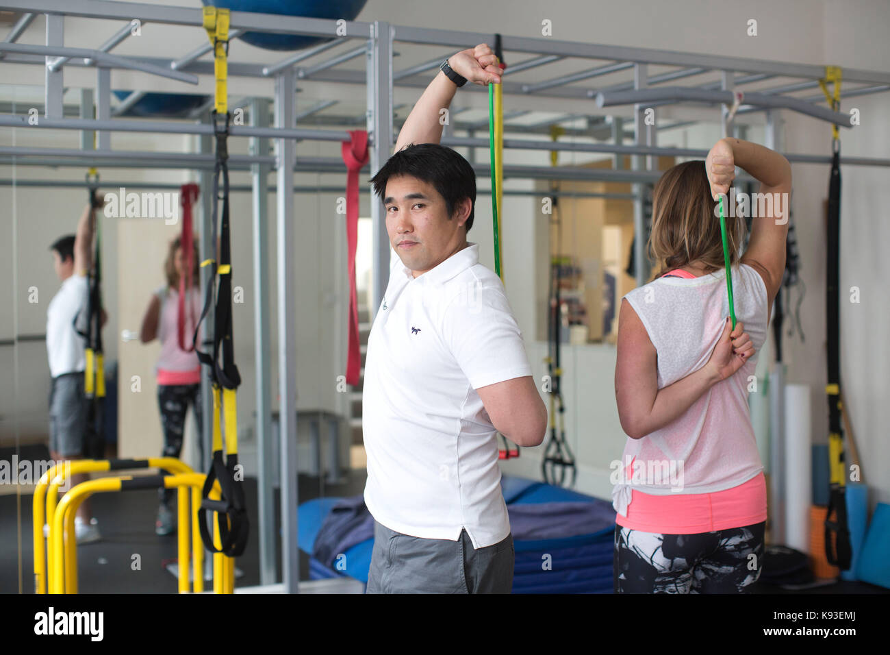 Dalton wong celebrity Fitness trainer, probando su nuevo fitness bandas en toni Jones, en su formación de veintidós studio en Kensington, Londres, Reino Unido. Foto de stock