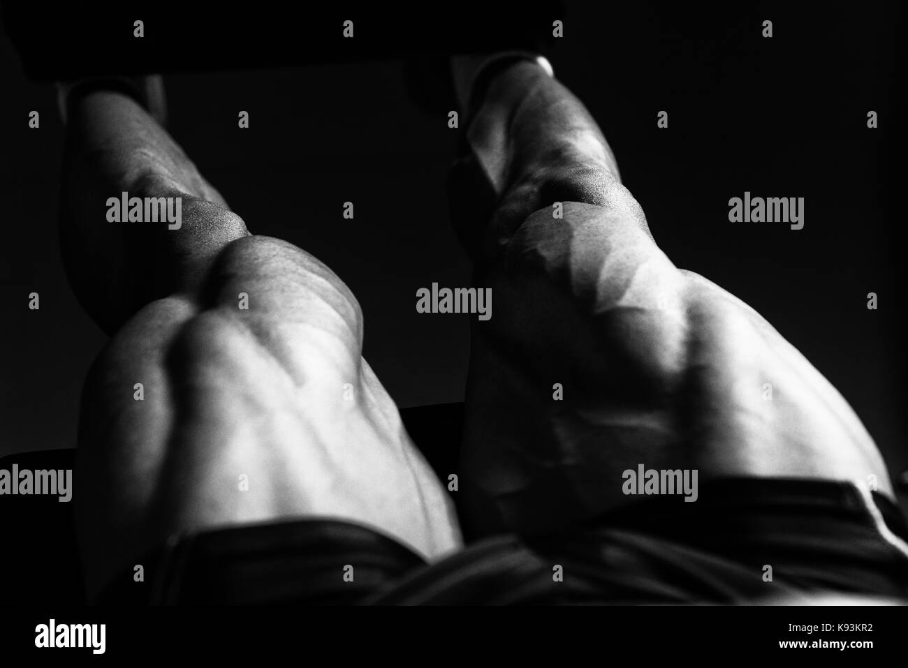 Ejercicios de piernas Hombre haciendo la pierna con la máquina en el