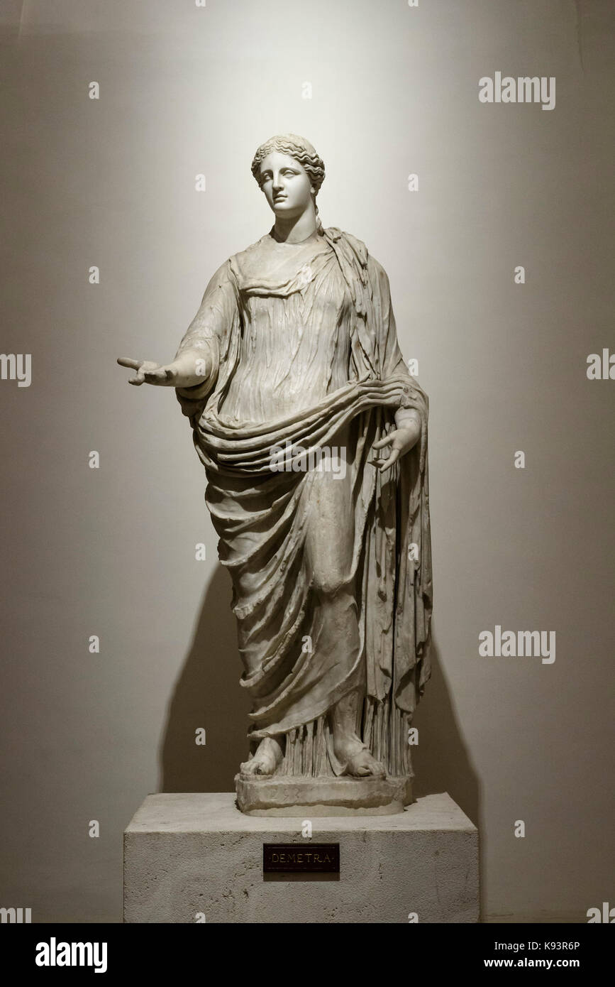 Roma. Italia. 2do siglo A.D. estatua de Deméter, la diosa de la cosecha, el pensamiento que se basa en un original griego del siglo 5 A.C. Foto de stock
