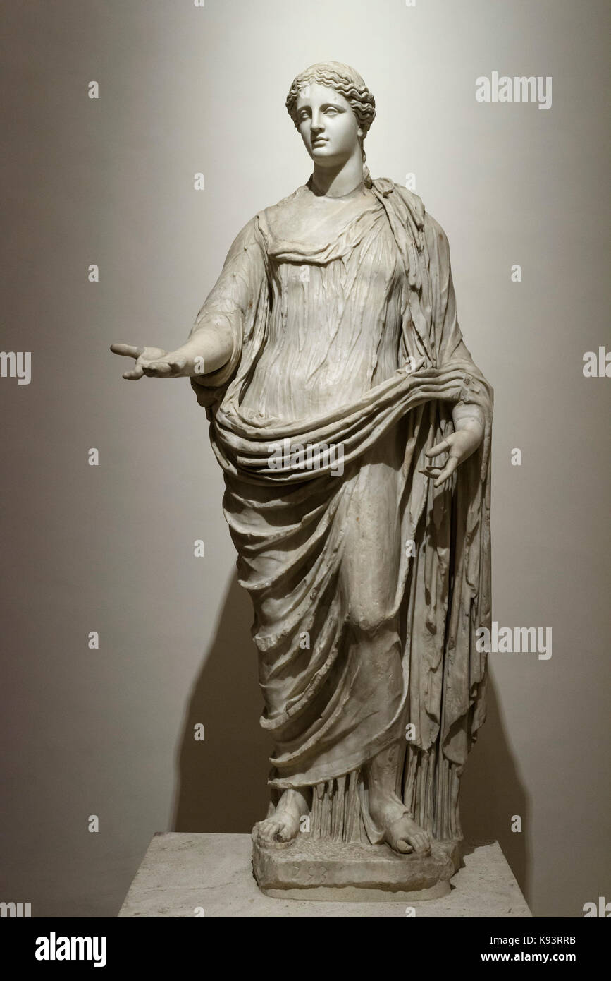 Roma. Italia. 2do siglo A.D. estatua de Deméter, la diosa de la cosecha, el pensamiento que se basa en un original griego del siglo 5 A.C. Foto de stock