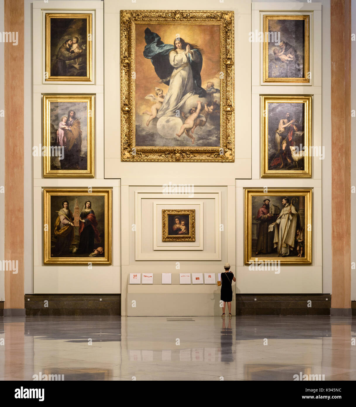 El principal museo de arte religioso español Mostrar galería de obras de  arte, pinturas al óleo en el museo de bellas artes, Sevilla Fotografía de  stock - Alamy
