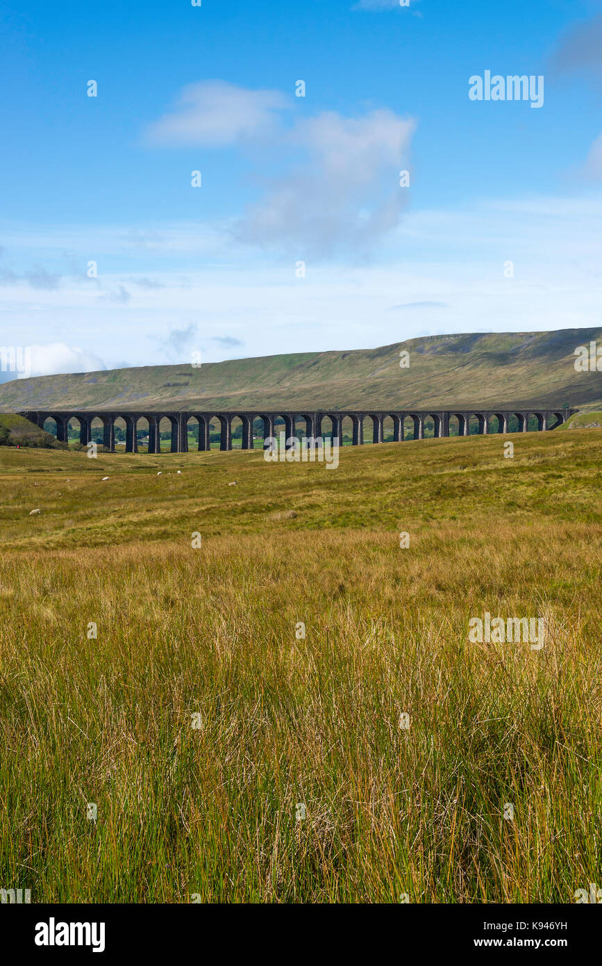La Ribblehead Viaduct llevando dirimir a Carlisle Railway en Batty Moss en Ribblehead North Yorkshire England Reino Unido Foto de stock