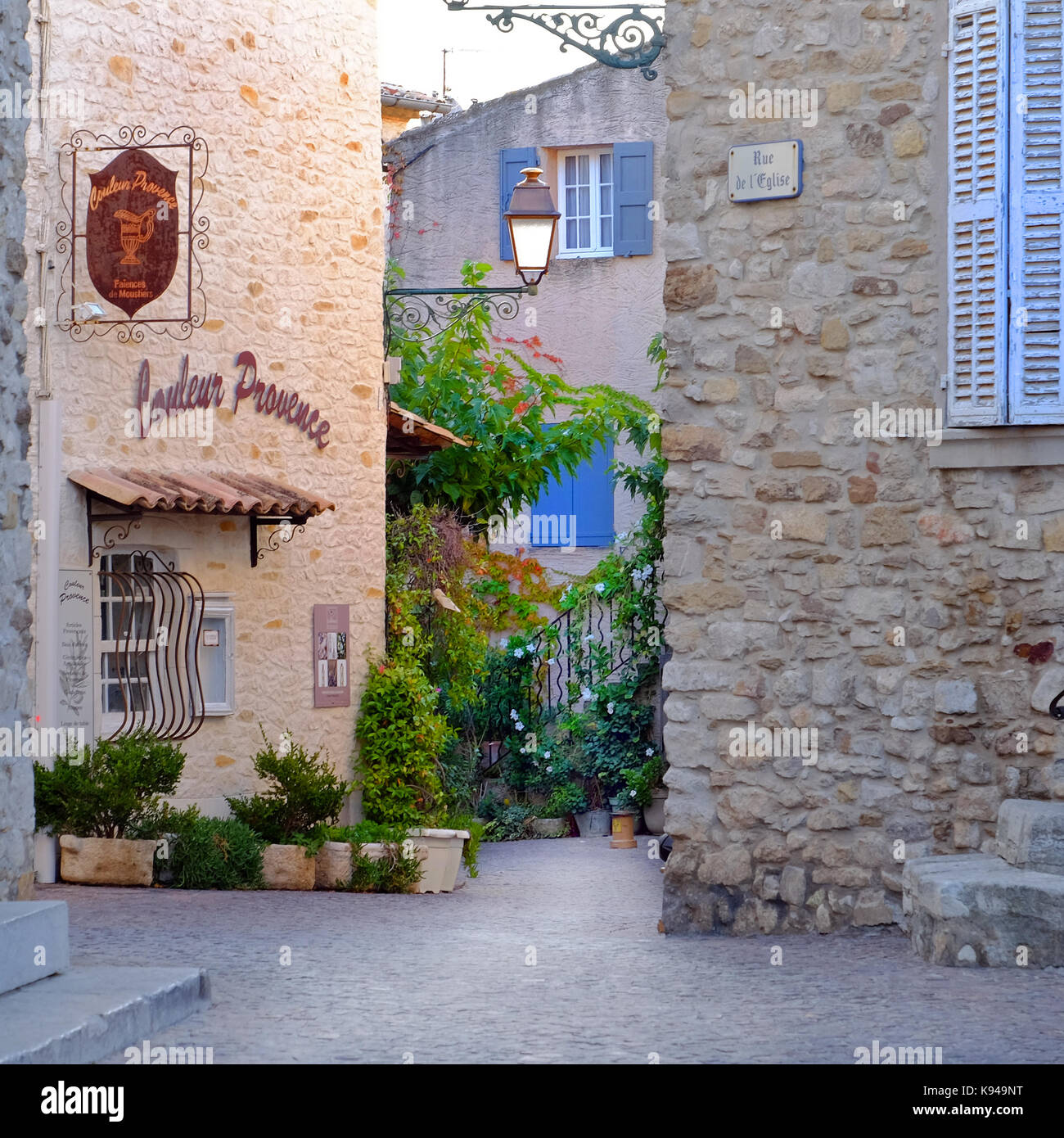 La cima de la aldea medieval de Le Castellet, en el corazón de los viñedos de Bandol, Provenza, Sur de Francia. Foto de stock