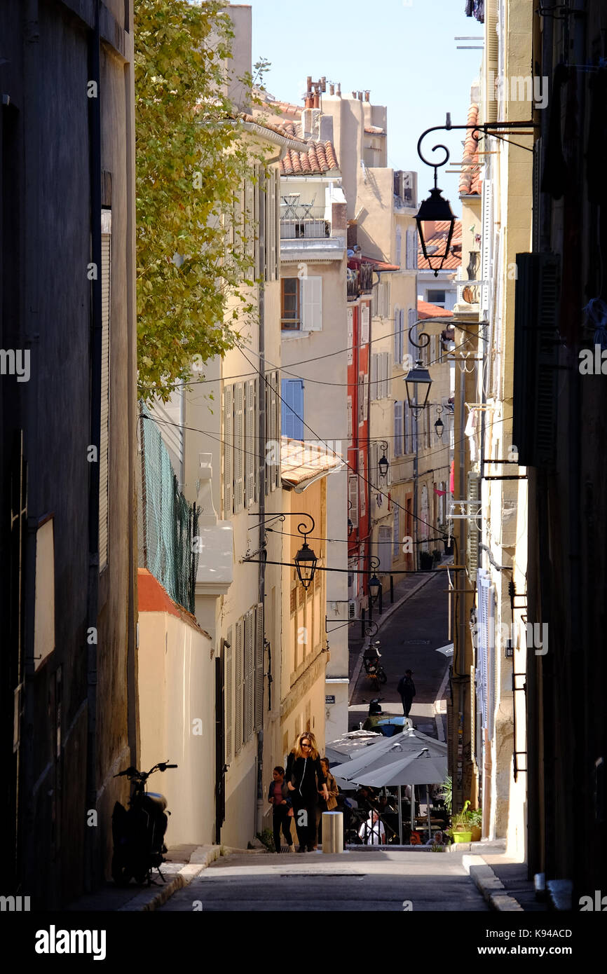 Las estrechas calles de Marsella en el sur de Francia. Foto de stock