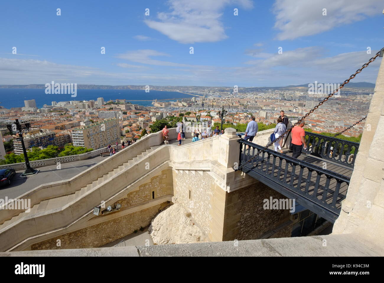 Las vistas del Vieux Port de Notre Dame de la Garde, Marsella, Provenza, Sur de Francia. Foto de stock