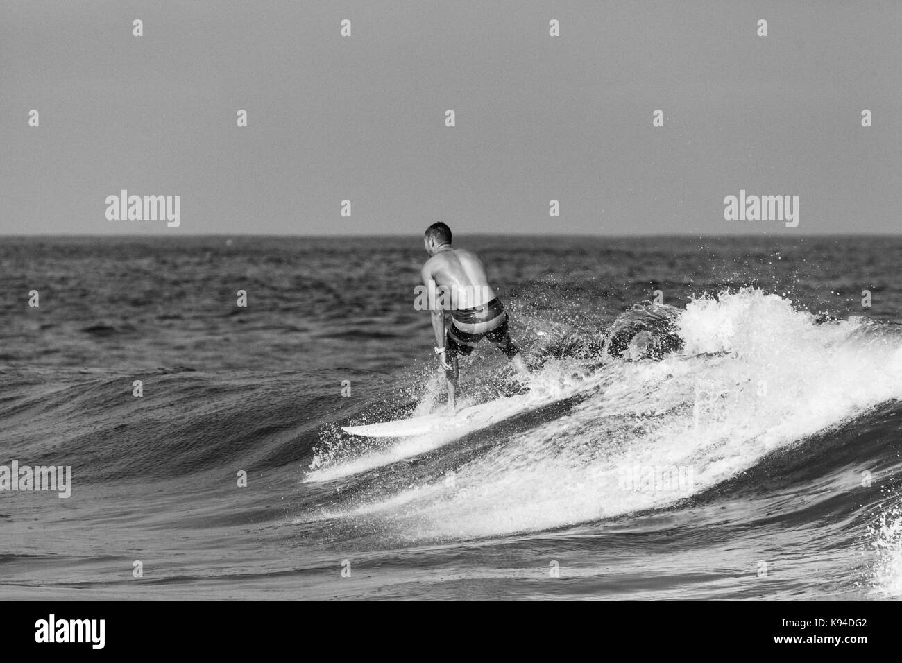 Deal, Nueva Jersey - 16 de septiembre de 2017: los surfistas disfrutar del surf surf irregular creada por la tormenta tropical José Foto de stock