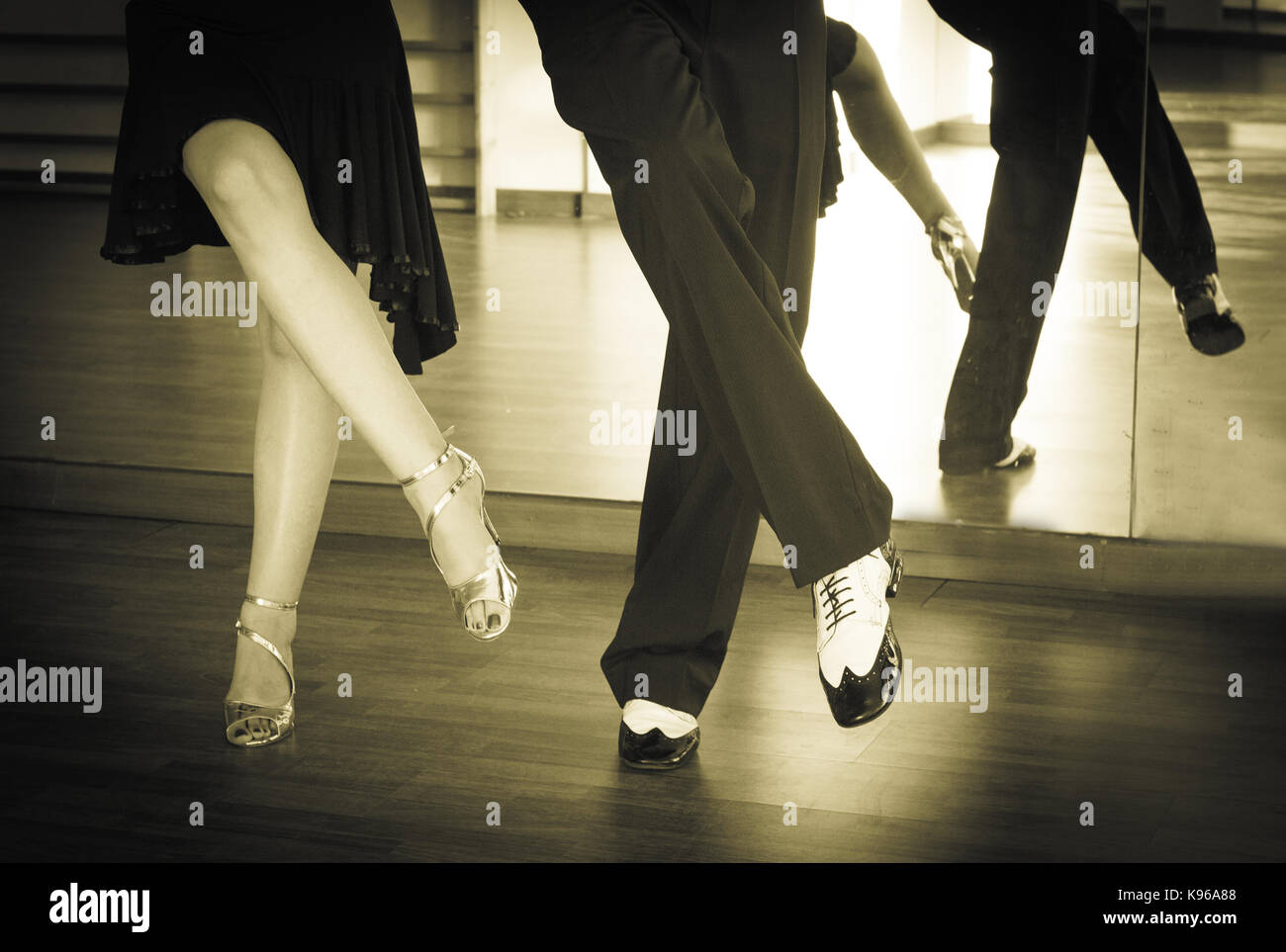 Pareja bailarines bailando lindy hop en dorado brillante y blanco y negro zapatos Fotografía de stock - Alamy
