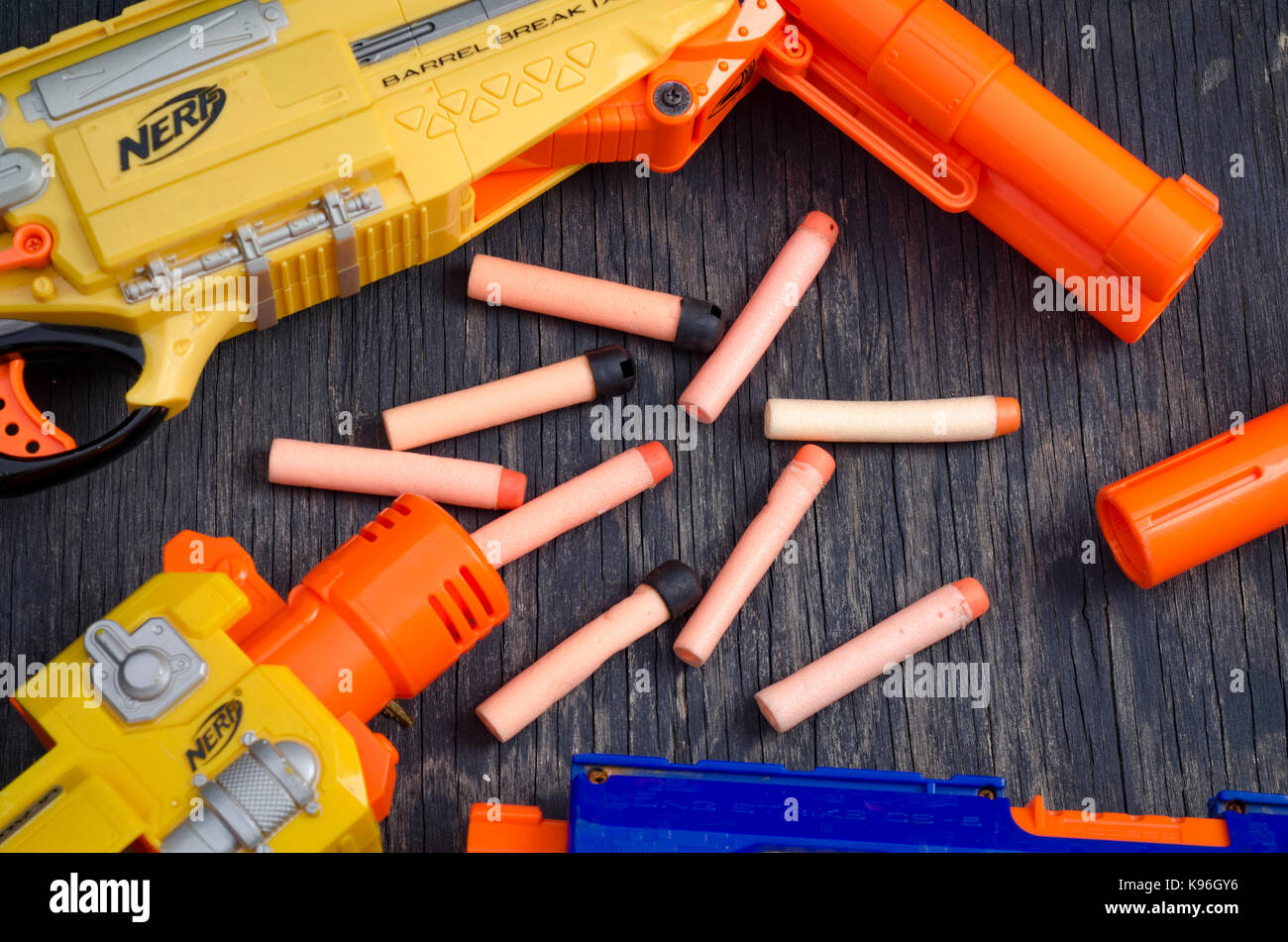 Nerf pistola de dardos y balas de espuma Fotografía de stock - Alamy