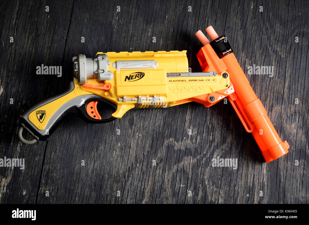 Nerf pistola de dardos y balas de espuma Fotografía de stock - Alamy