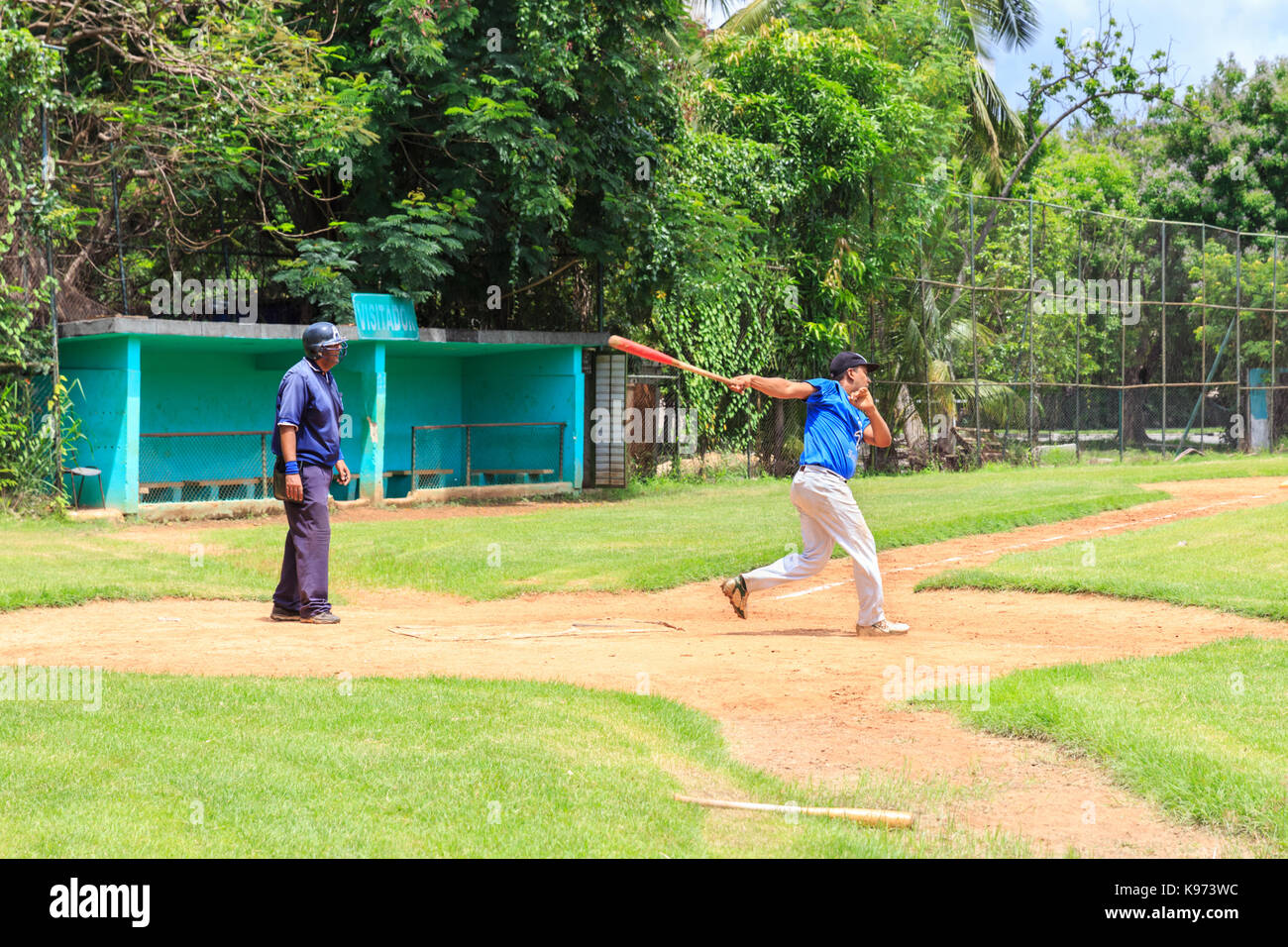 Jugadores del equipo de la liga de béisbol cubana Havana Industriales durante el partido de práctica en un campo de entrenamiento en La Habana, Cuba Foto de stock